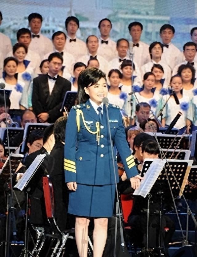 舞台上那个歌声温暖动人的女高音，曾经让无数中年观众为之动容