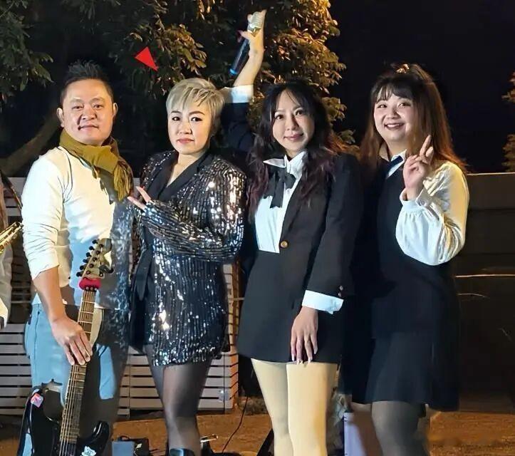 女歌手蓝薰心肌梗塞猝死，年仅49岁，抢救两个月后父母忍痛拔管