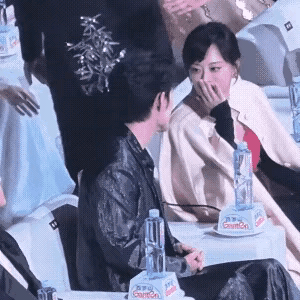 笑不活了！肖战孙俪盛典唠嗑被抓包，像极了上课开小差的我和同桌