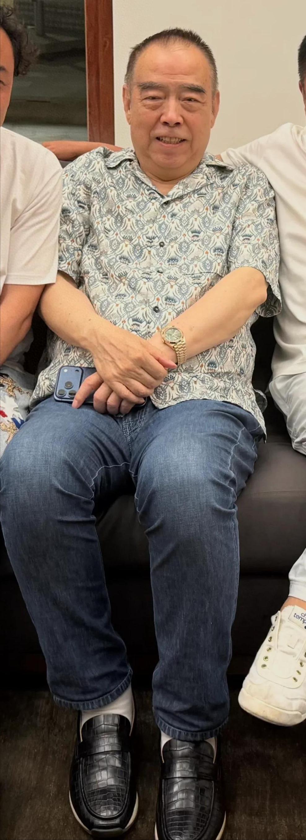 74岁陈凯歌在三亚豪宅过年，穿5万元皮鞋戴金表，脸上已有老年斑