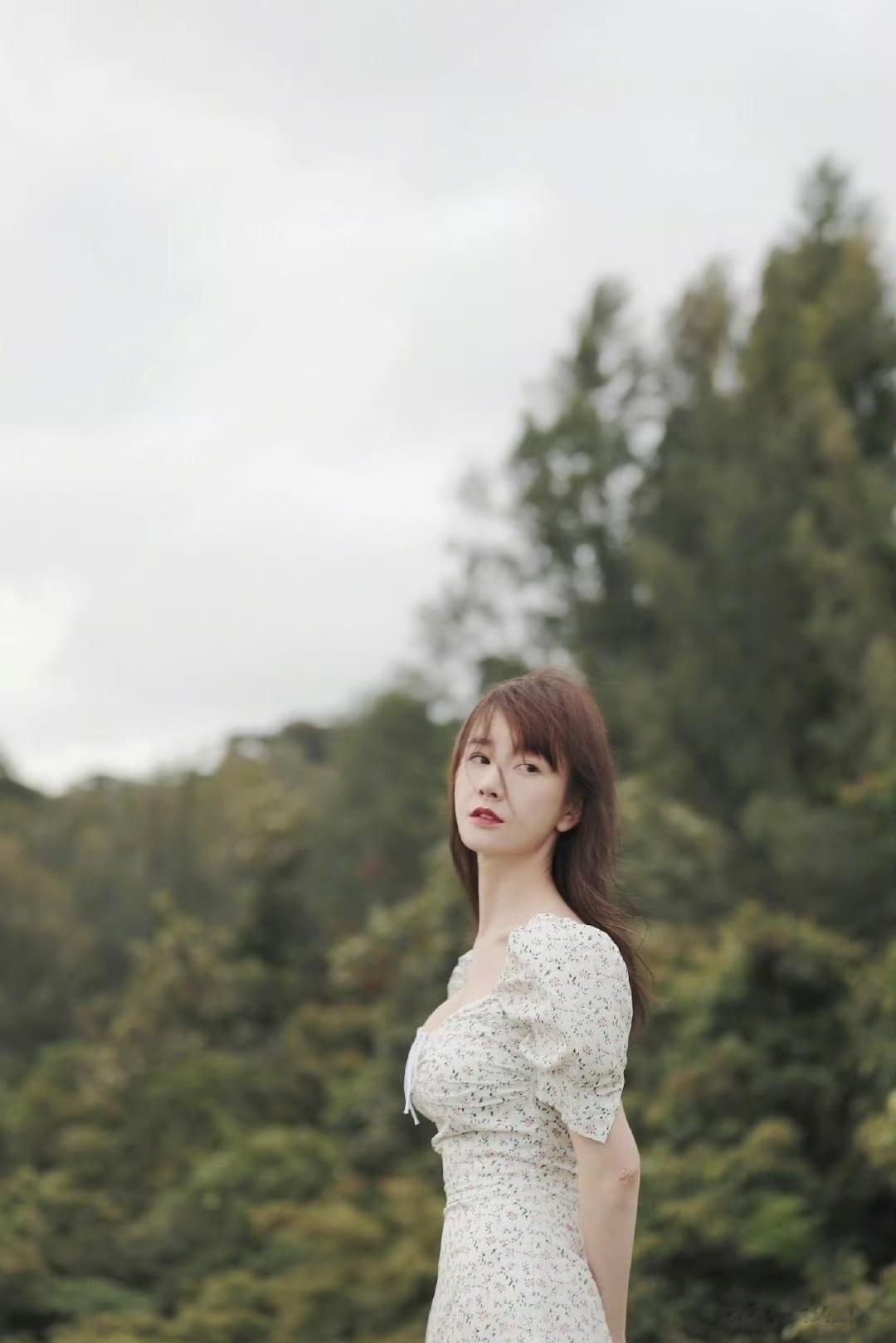 张檬姐姐，碎花短裙小清新美图集。