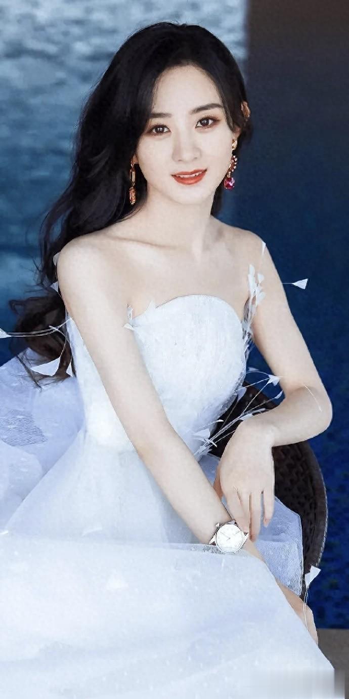 赵丽颖仙气飘飘抹胸裙，锁骨杀甜度爆表！这谁顶得住啊