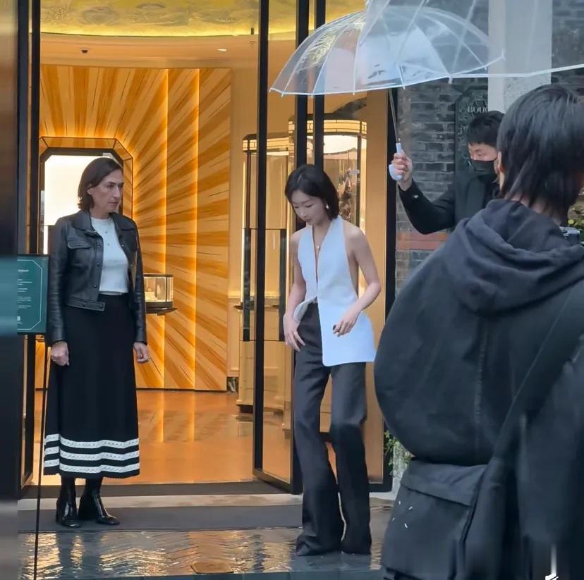 周冬雨上海出席活动，雨中穿露背装好敬业，造型意外收获不少好评