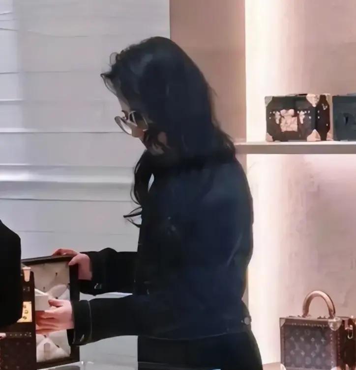 38岁刘亦菲现身三里屯LV店，集美貌与气质一身，感情生活成谜！