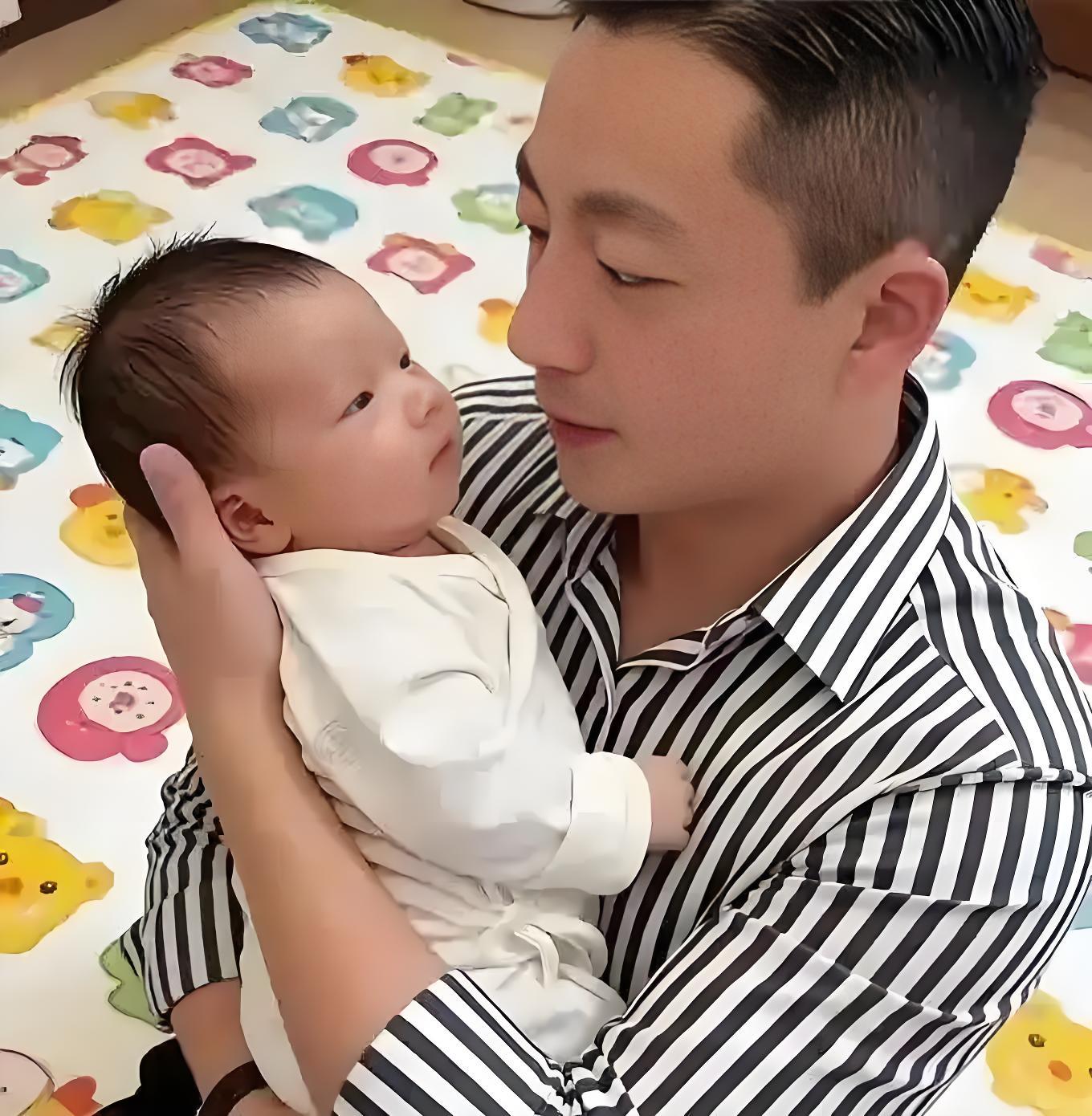 马筱梅坐完月子，汪小菲和儿子拍满月照，直播间笑得合不拢嘴