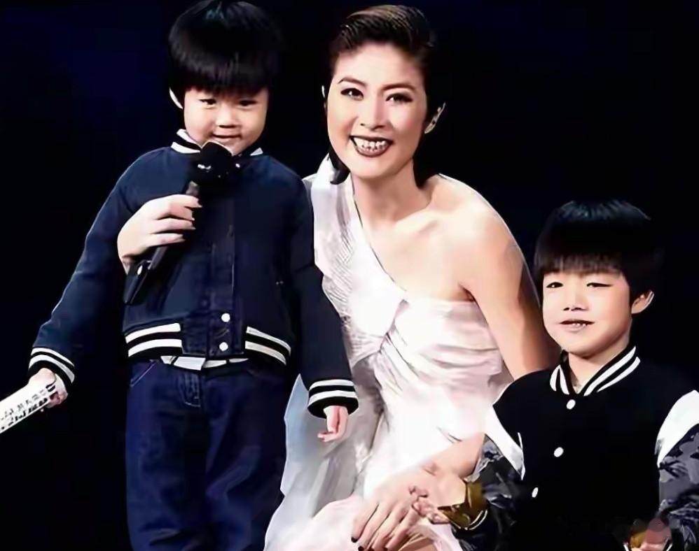 陈慧琳富豪老公52岁像72岁 同框不像夫妻，俩儿子长相也普普通通