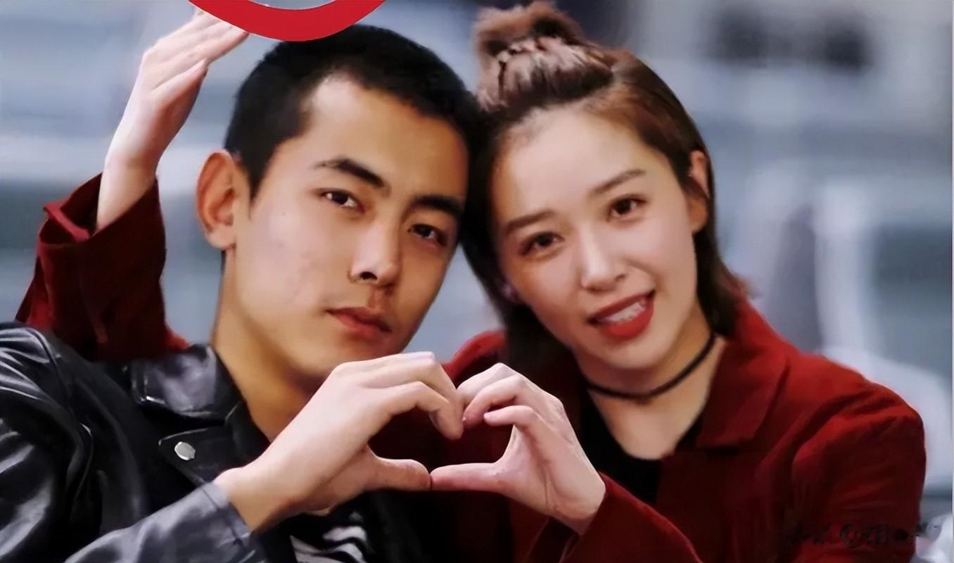 阚清子产后现身机场！手上鸽子蛋大钻戒抢镜，富豪老公拎包似保姆