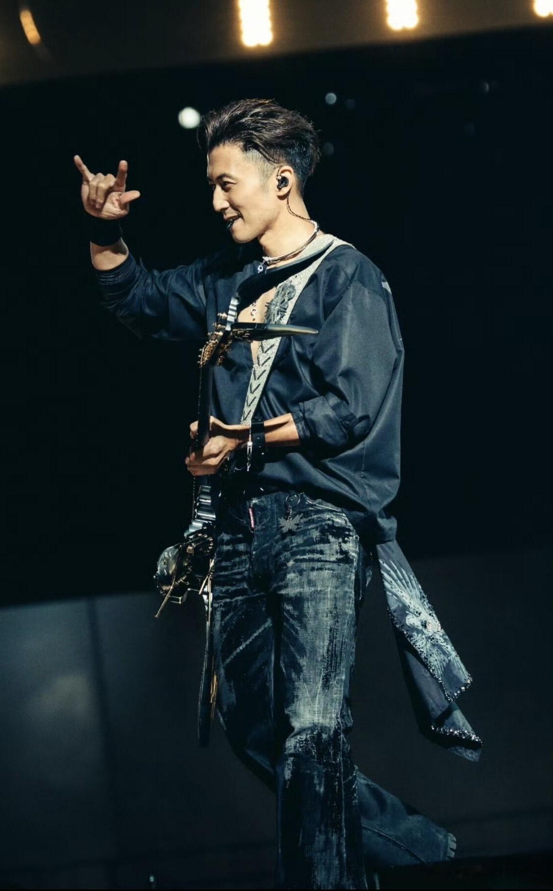 谢霆锋深圳演唱会，深v又拽又欲的，真的帅晕了，又是硬控的一天
