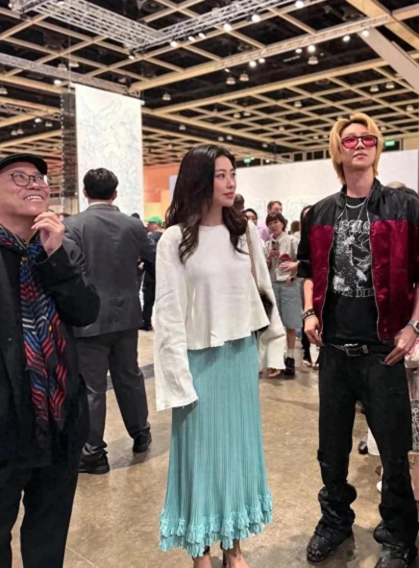 41岁朱珠现身香港看艺术展，穿浅蓝色裙子，身材苗条，气质很出众