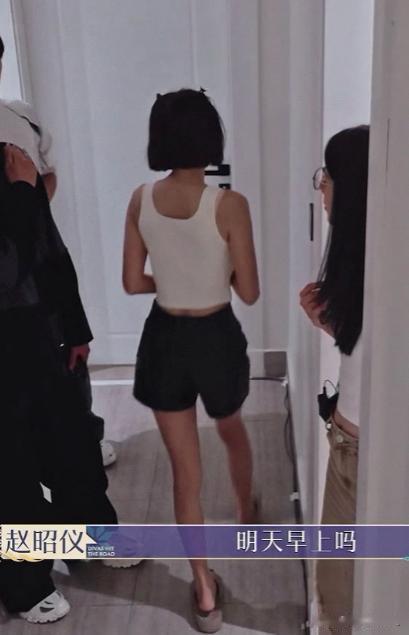 秦岚的真实身材也太普通了，走路还是外八字，让人大跌眼镜