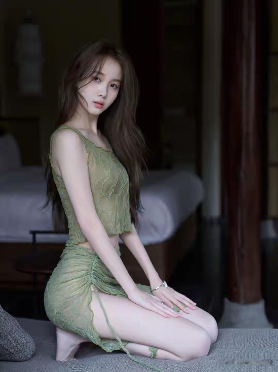 主持人李瑜光脚丫写真，肤如凝脂洁白如玉