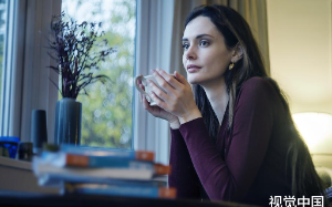 我在丈夫葬礼上听到了他灵魂的心声，于是我拦住了正要给他摔盆的儿子，换了一旁的油漆工给他摔