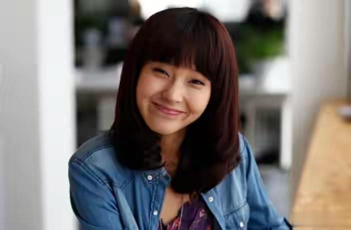 从小被父亲抛弃，母亲卖饺子抚养张佳宁，成名后生父竟跑来认亲