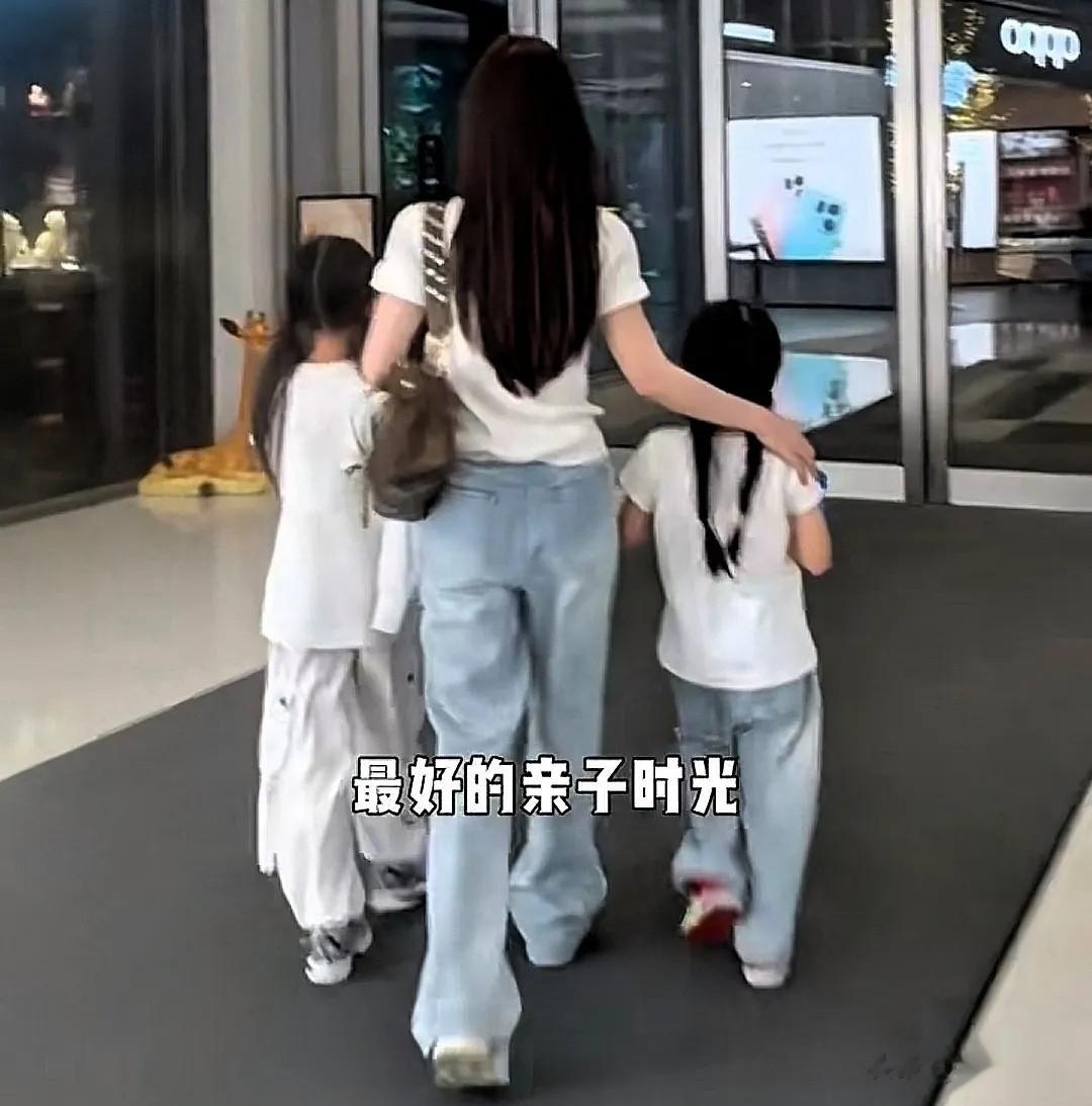 方媛带俩女儿骑马太养眼，8岁大女儿身高猛长，姐妹俩又瘦又有范