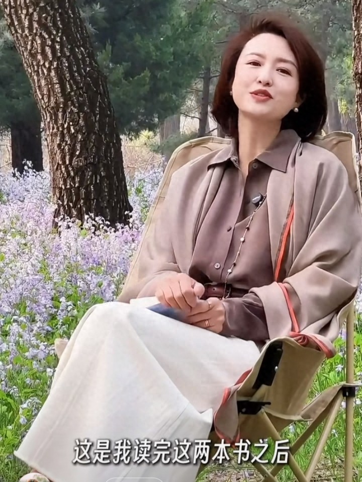 张蕾林间荐书，浅棕衬衫白裙披肩短发温柔知性尽显优雅气质