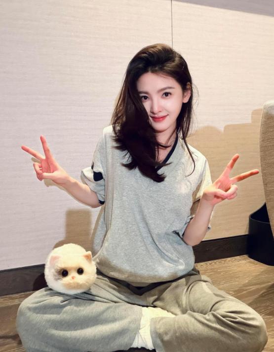 章若楠私服穿搭真简约！灰色V领卫衣+运动裤，休闲随性又舒适！