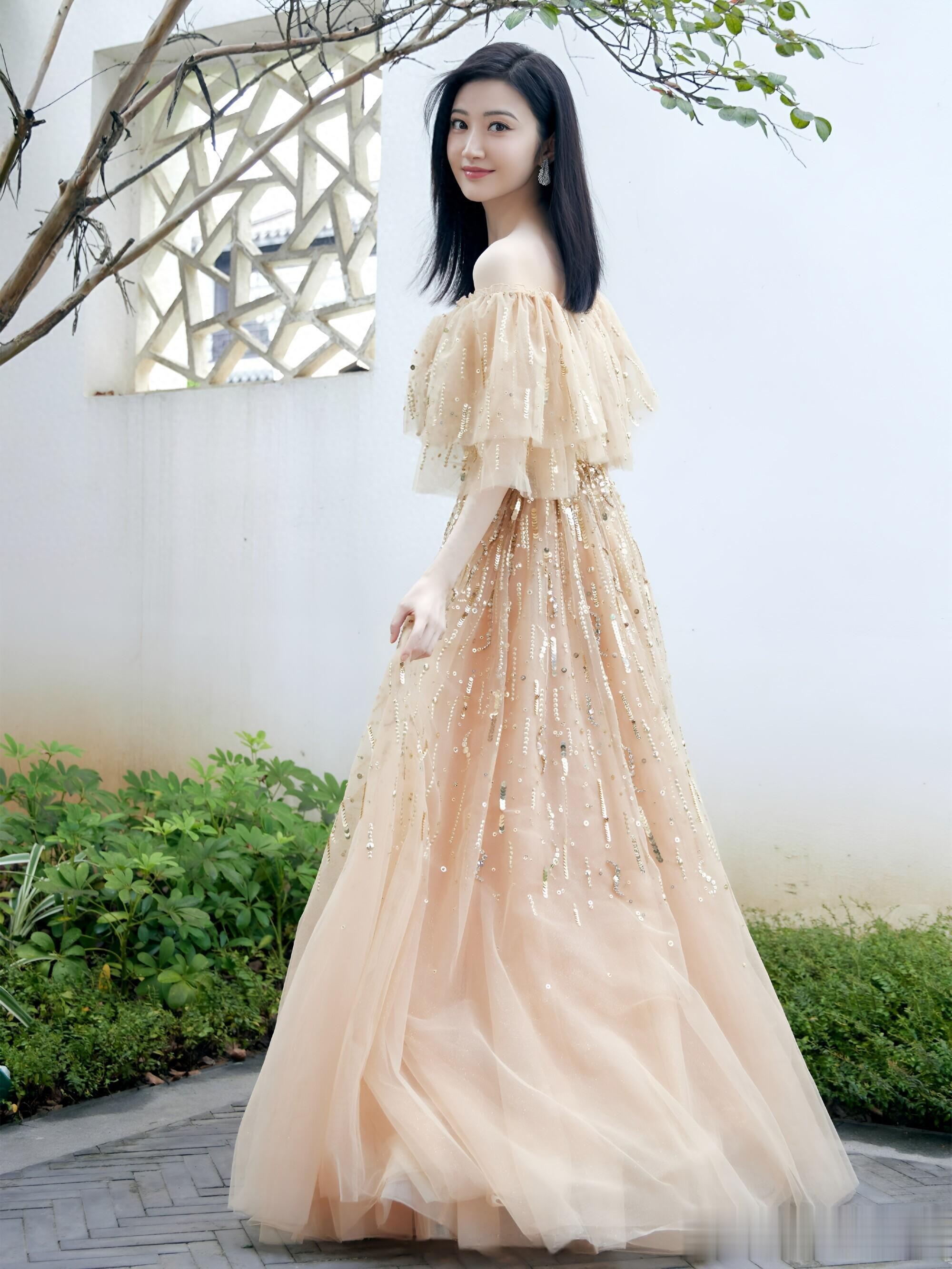 贵气值拉满!景甜一袭金纱裙美成豪门千金,自带万千风华
