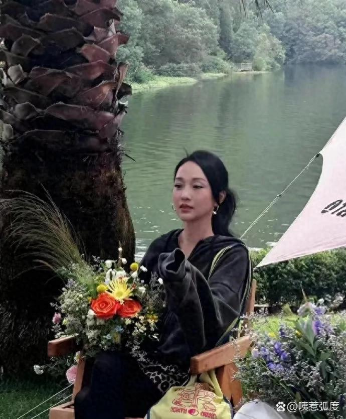 周迅状态真的绝了，五十多岁依旧灵动显嫩，事业优秀又娇俏可爱