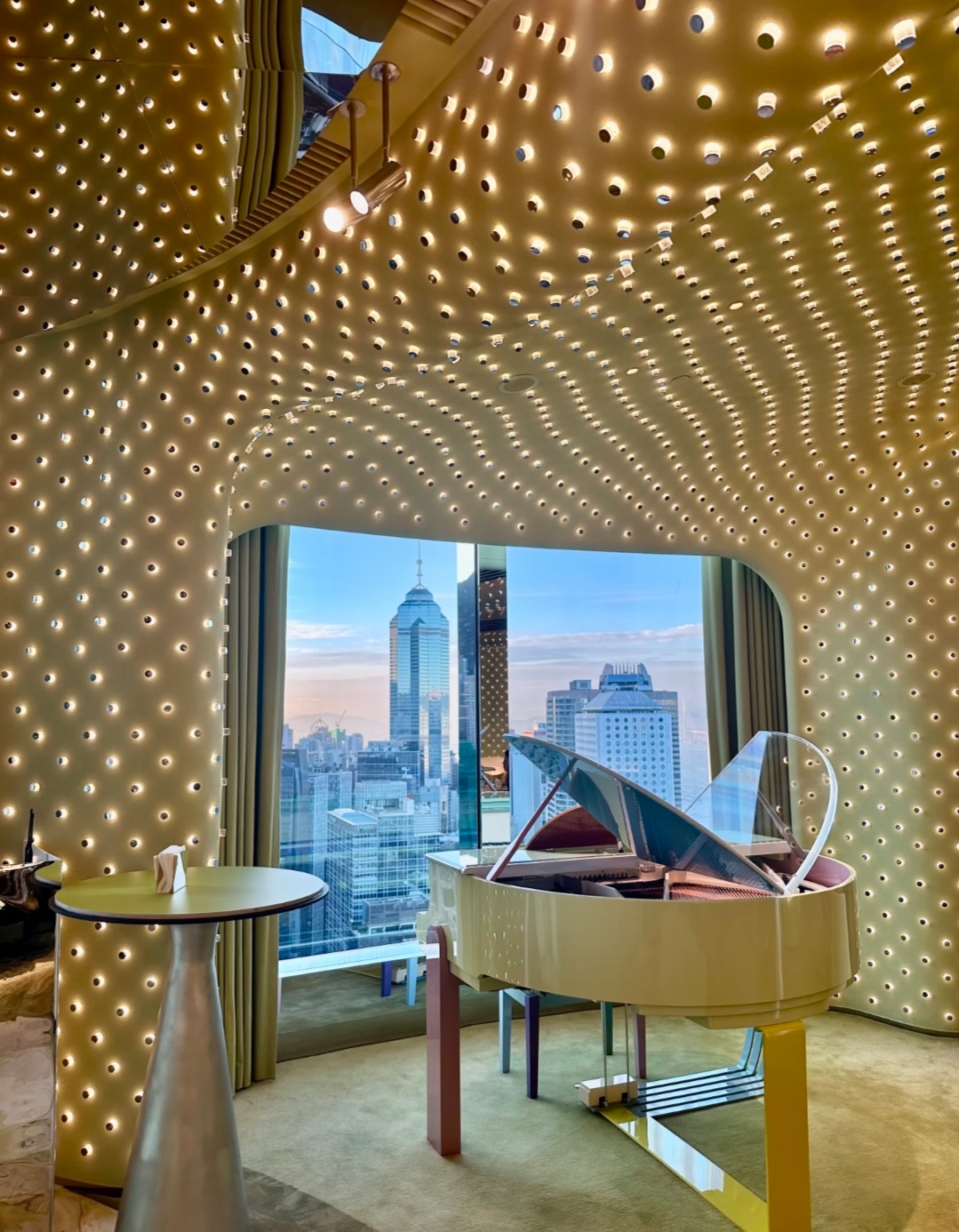 43岁徐子淇香港被偶遇，视察旗下产业，穿套装状态好又高又美