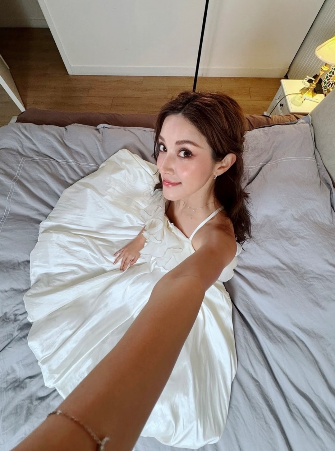 陈凯琳晒与三个儿子合影，美得像芭比娃娃，儿子们比爸爸郑嘉颖帅