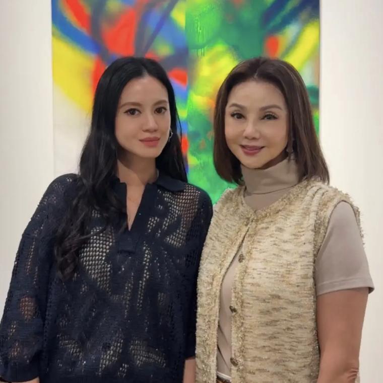 她被称“豪门弃妇”，近期带女儿看展览，前夫和前小姑子都在