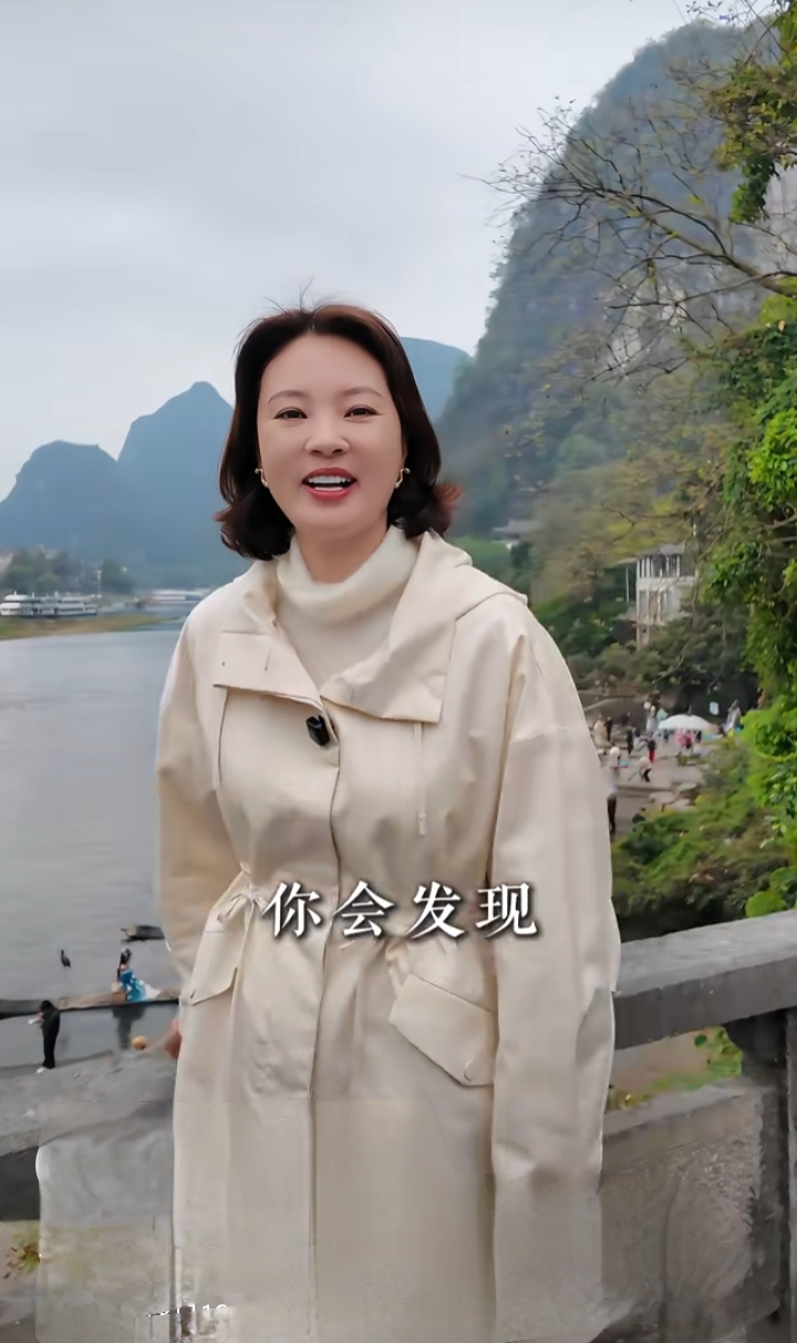 刘芳菲穿米白风衣现身阳朔，简约穿搭尽显知性优雅之美