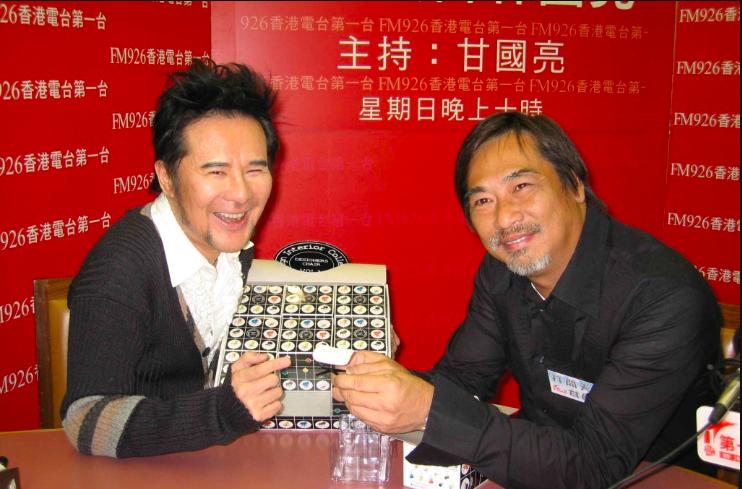 TVB前金牌监制满头白发现身球场，与昔日绯闻女友同框零尴尬