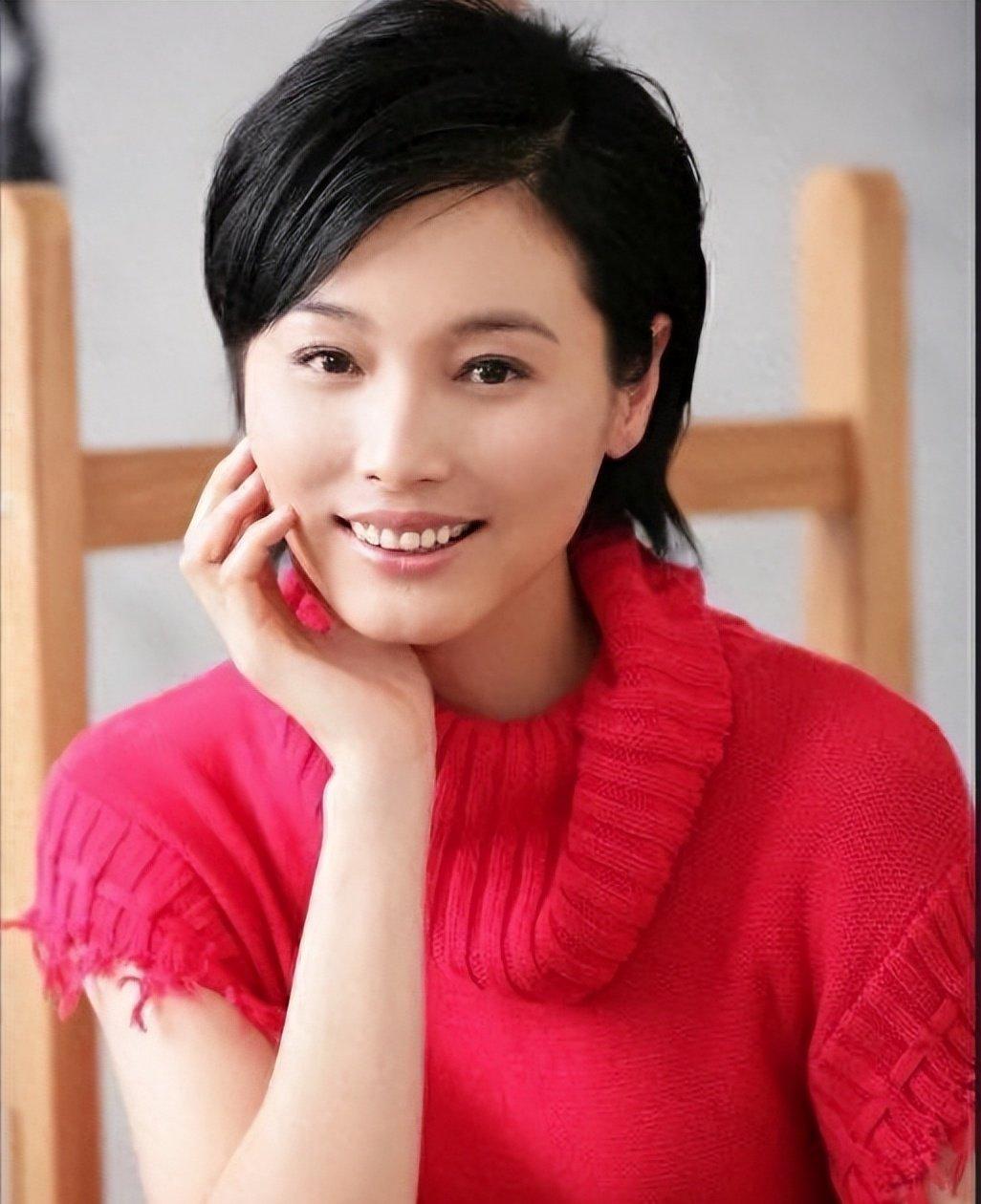 女星张延：嫁给比自己大5岁的香港丈夫，婚后育有一女，如今女儿颜值更胜一筹