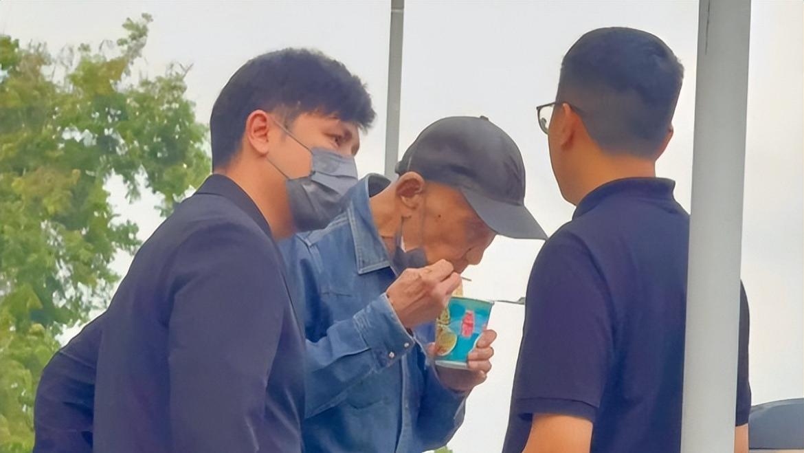 81岁港星李家鼎为前妻守灵到天黑，心力憔悴吃泡面充饥，双手发抖瘦脱相