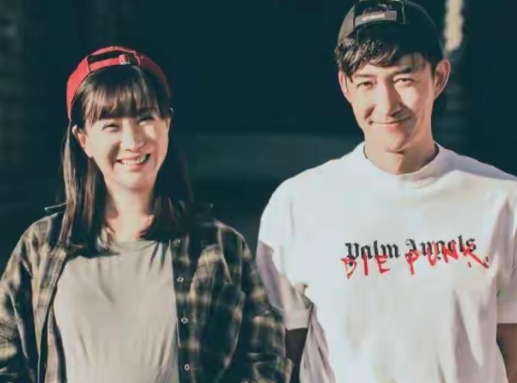 48岁演员王阳上海街头被偶遇，开奔驰接5岁女儿放学，身材挺拔
