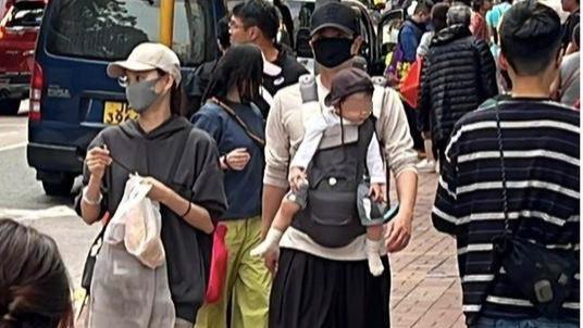 TVB“金童玉女”现身菜场遭围观