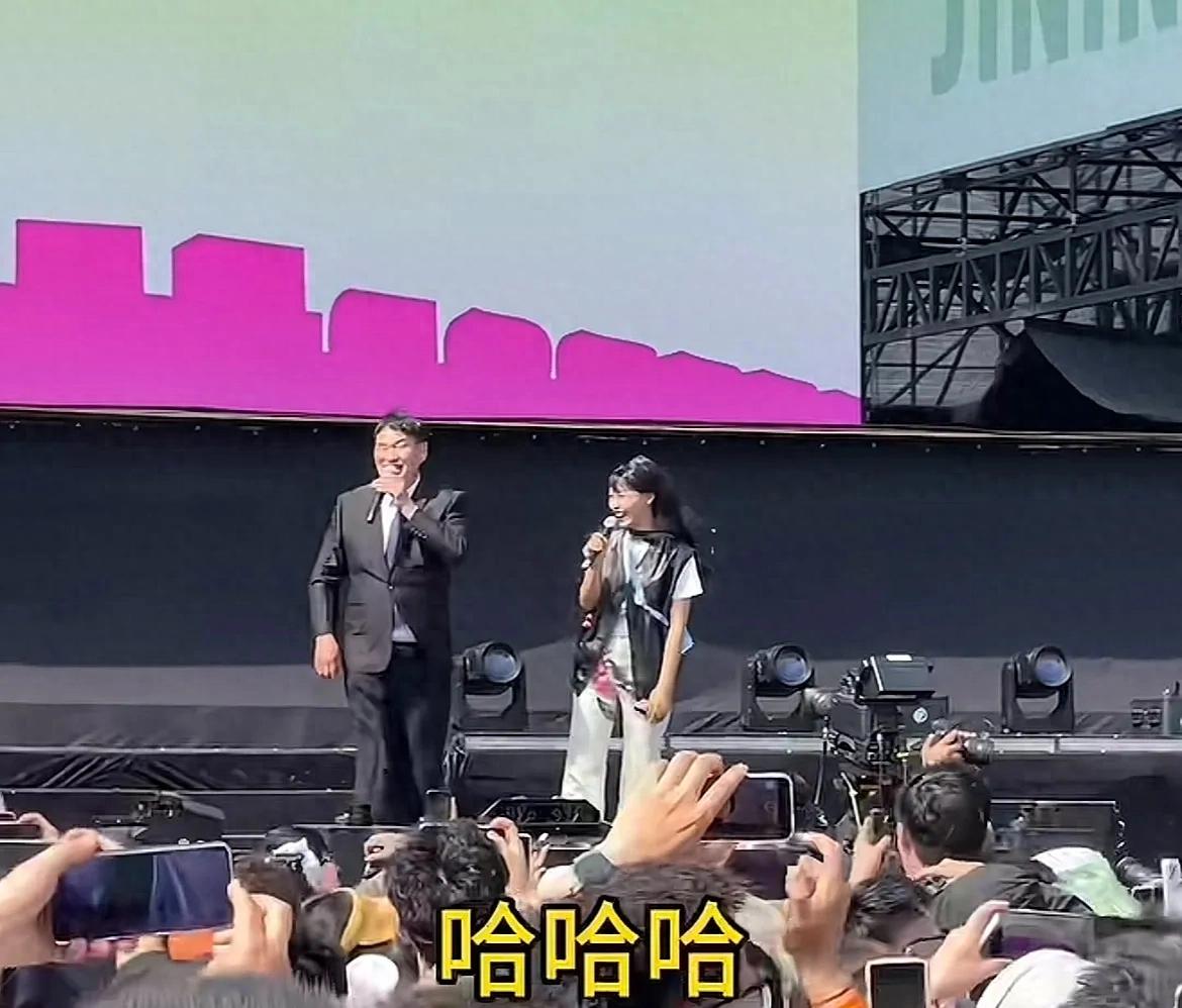 大衣哥青年音乐节被贴脸开大！粉丝拉应援南天门大将军，本人回应