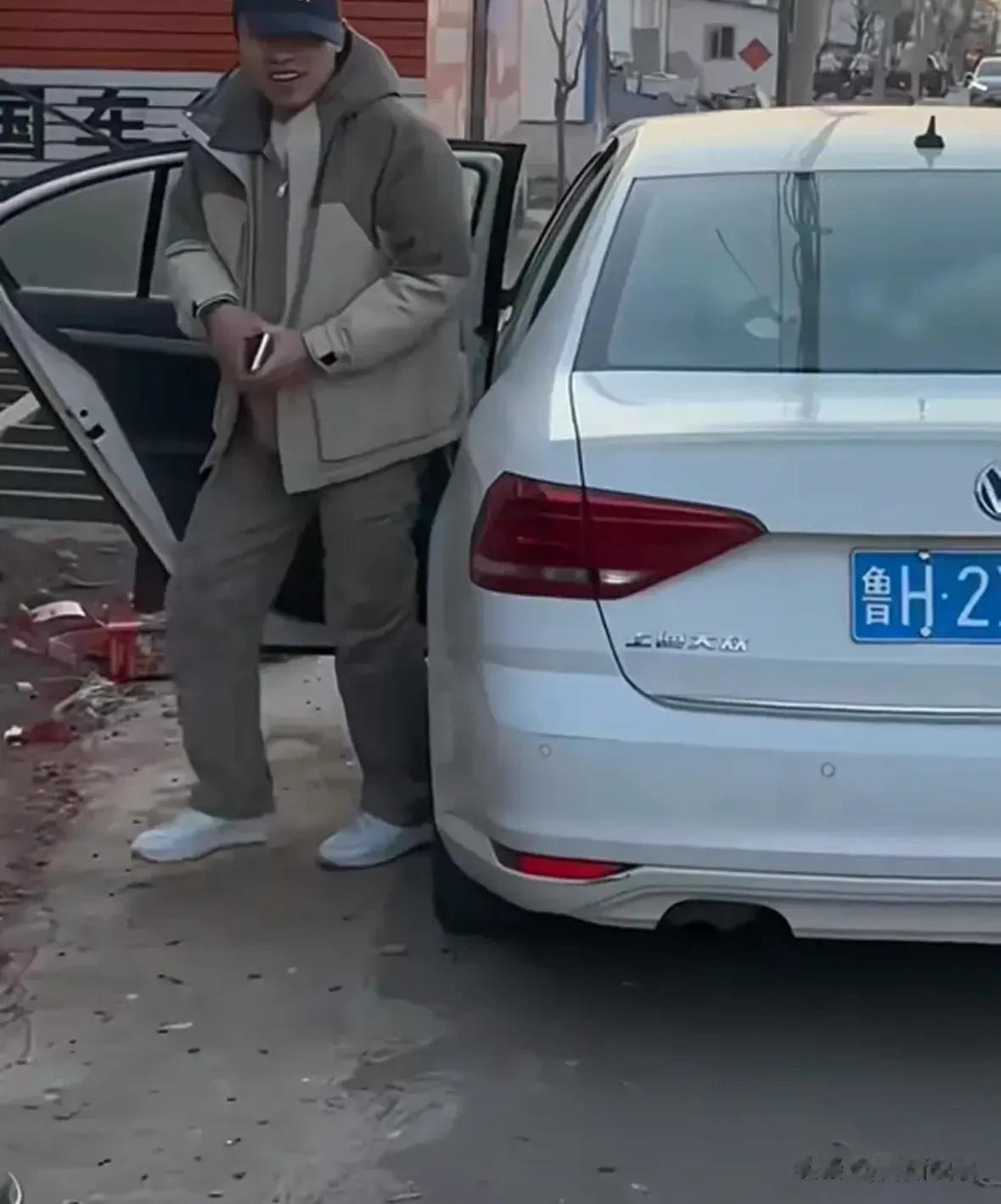 徐志胜回村过年太真实！表哥家宴就着咸菜啃馒头，开的车很接地气