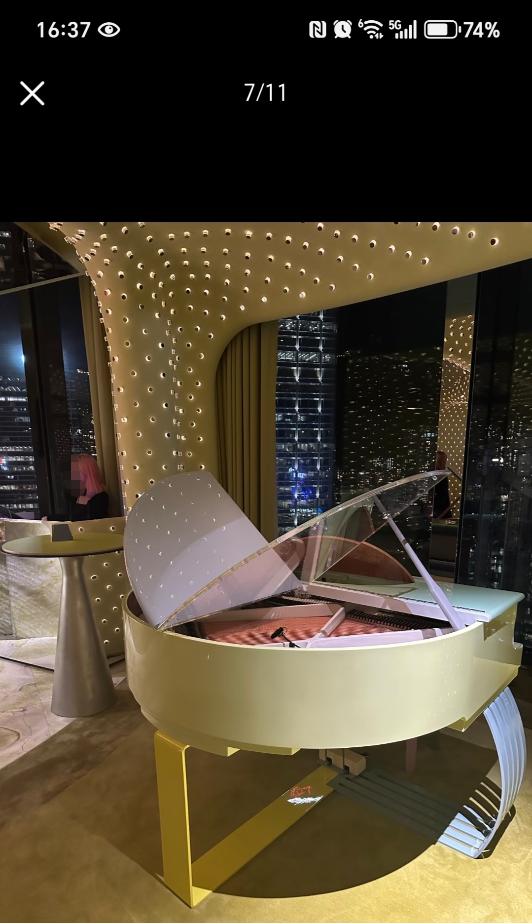 43岁徐子淇香港被偶遇，视察旗下产业，穿套装状态好又高又美