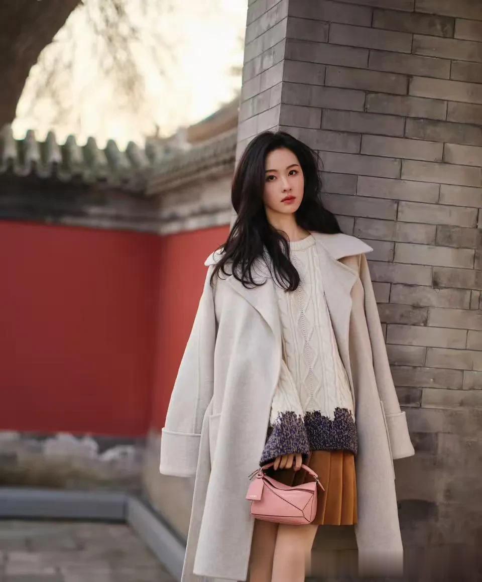 陈都灵换风格后气质大变！穿大衣+毛衣+百褶裙，时髦又高级！