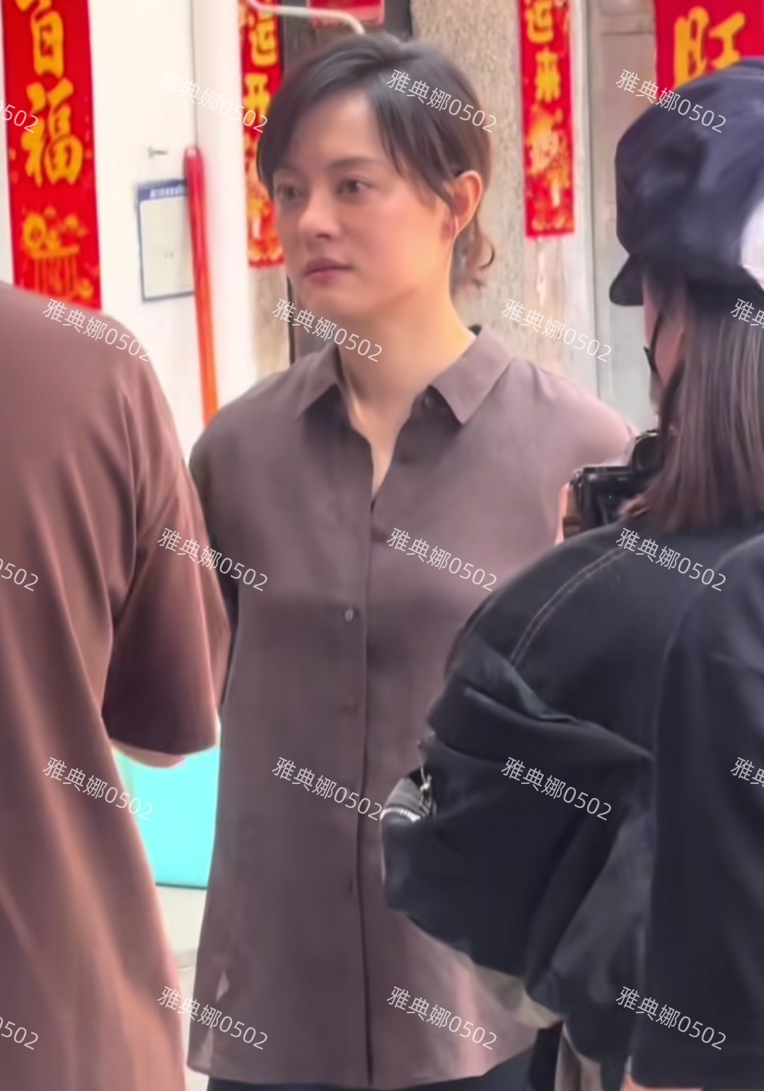 厦门偶遇孙俪拍戏本人皮肤白里透红脸小大眼睛,表情警惕眼神略凶