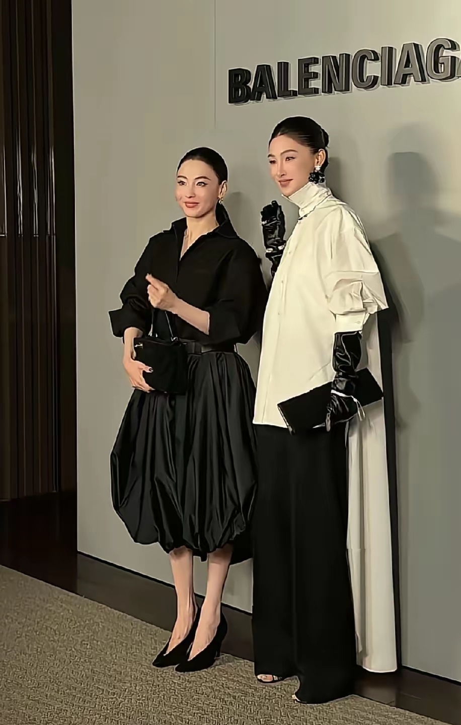 居然有这么像的两个人！张柏芝已是骨相顶级美人，却输在了身高上