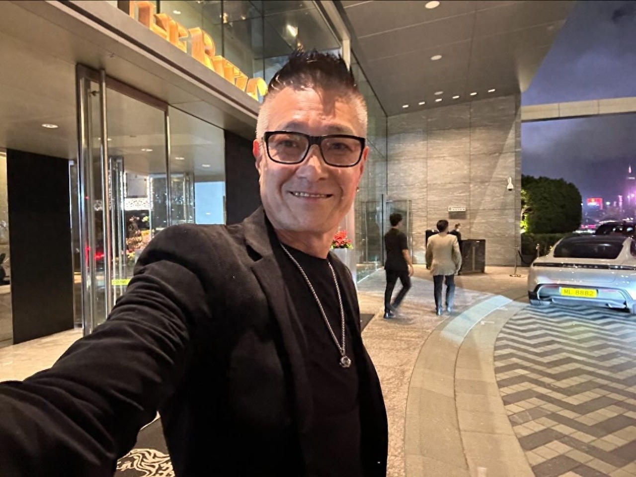 卢惠光67岁生日与林国斌相聚，62岁张耀扬也在，满头银发身材健硕