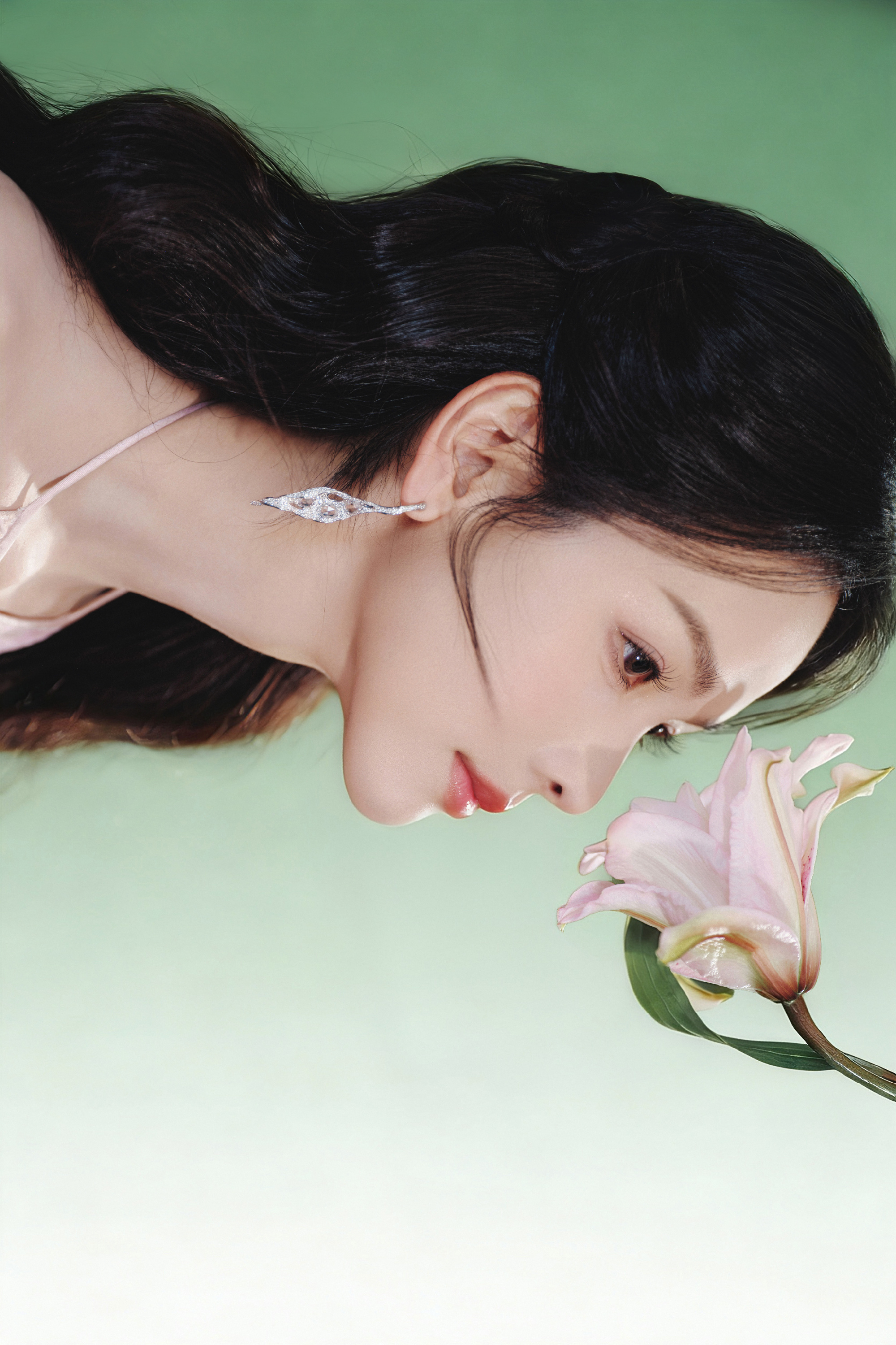 陈都灵粉红抹胸连衣裙