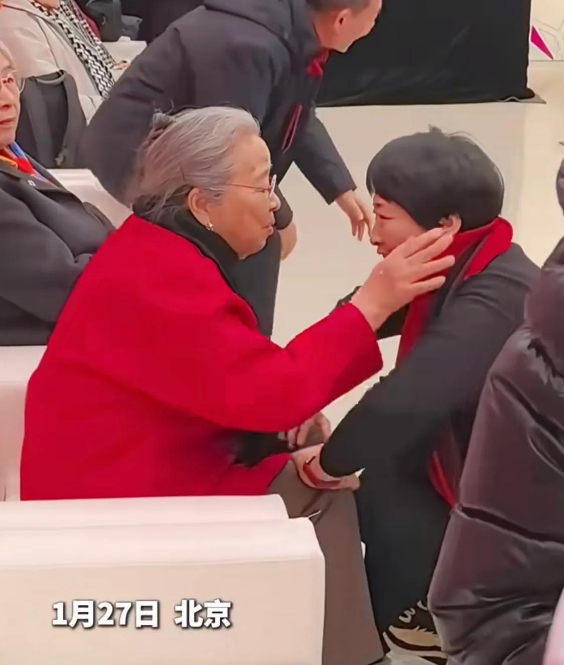 章子怡穿红裙录春晚，陈妍希娇俏，于适站蓝羽身边，张译很帅气