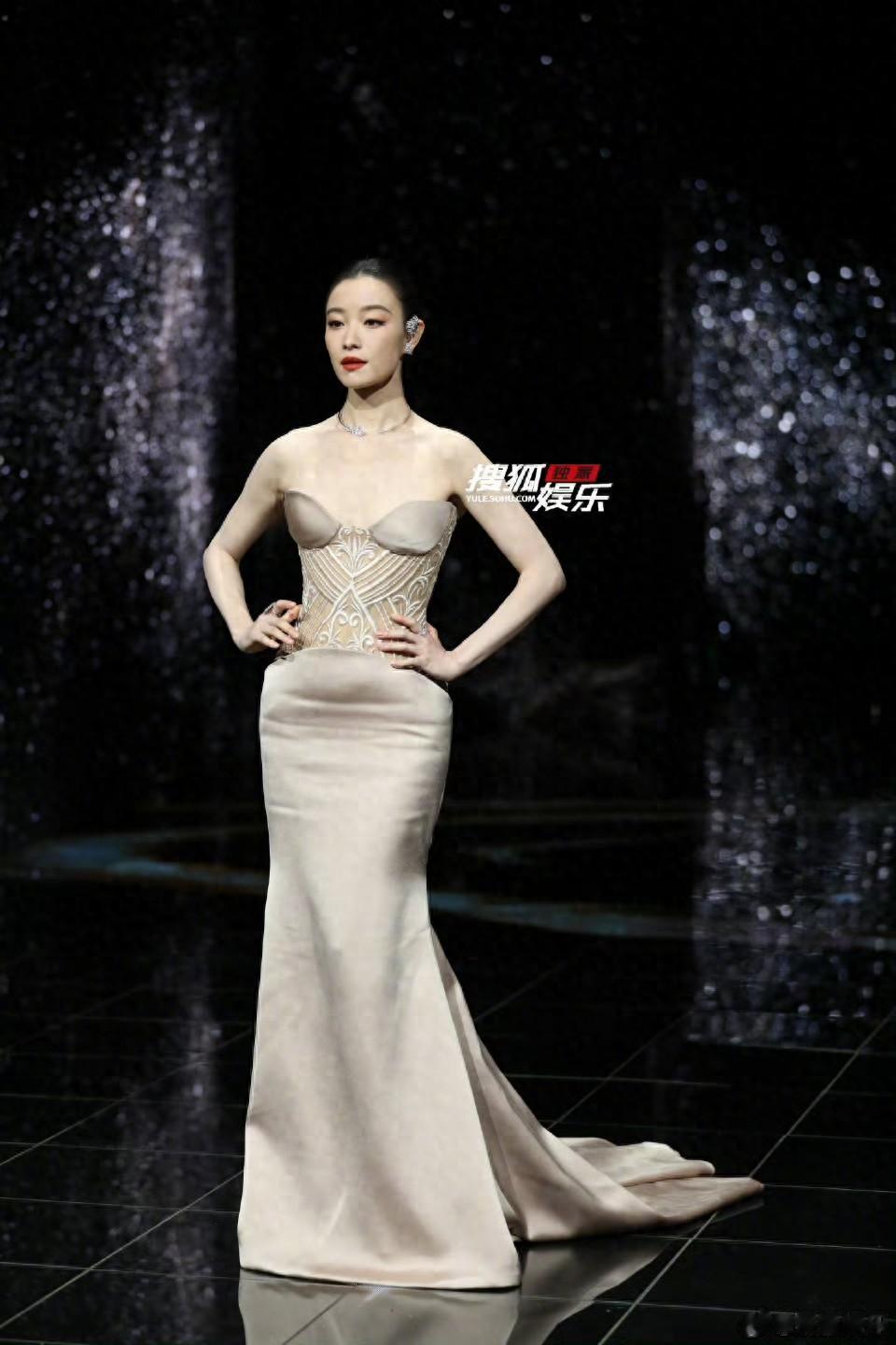 倪妮 抹胸裙气场全开