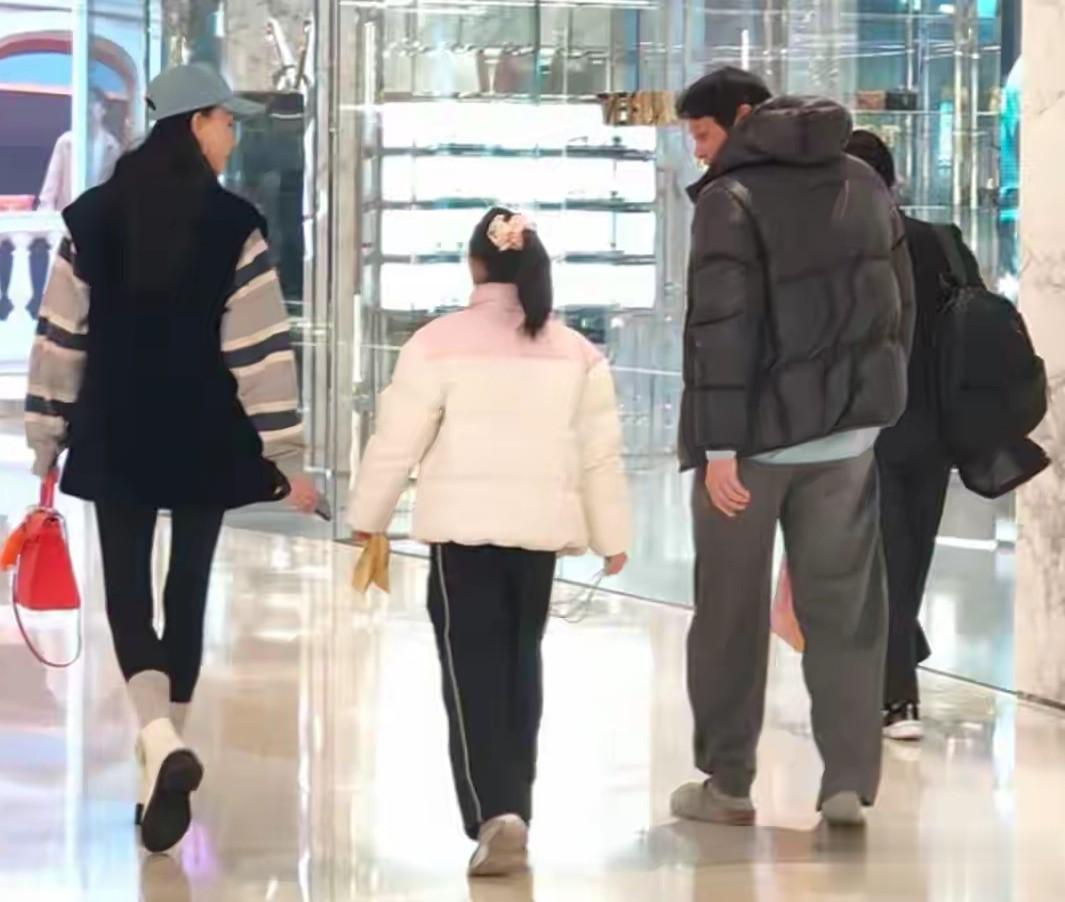 56岁范志毅陪妻女逛街，小17岁老婆年轻漂亮，腿比9岁女儿腿还细