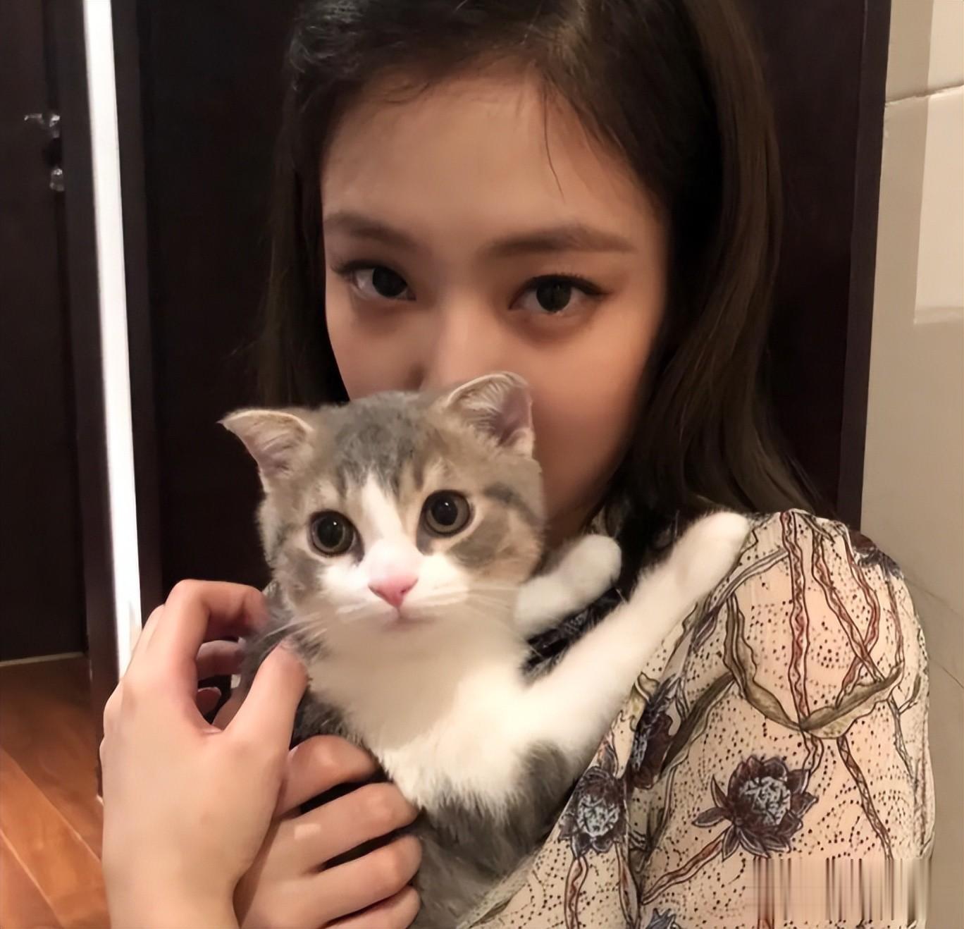 看完金智秀再看Jennie，小肚凸起头发油腻，才知骨相美差距有多大