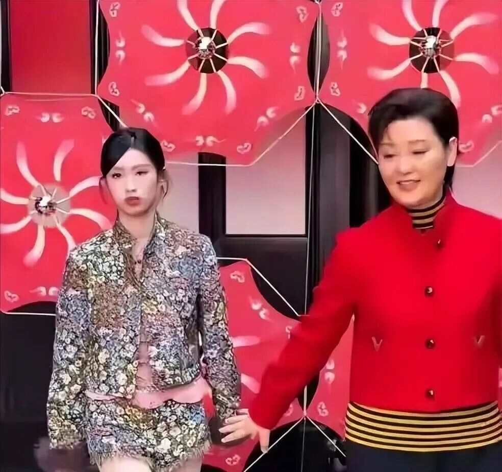 冯小刚的两个女儿：一个住美国大别墅，一个挤北京老小区