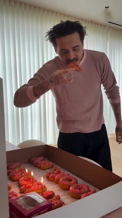 妮可拉为贝克汉姆长子庆生！布鲁克林留胡须穿粉衣，27岁状态成熟