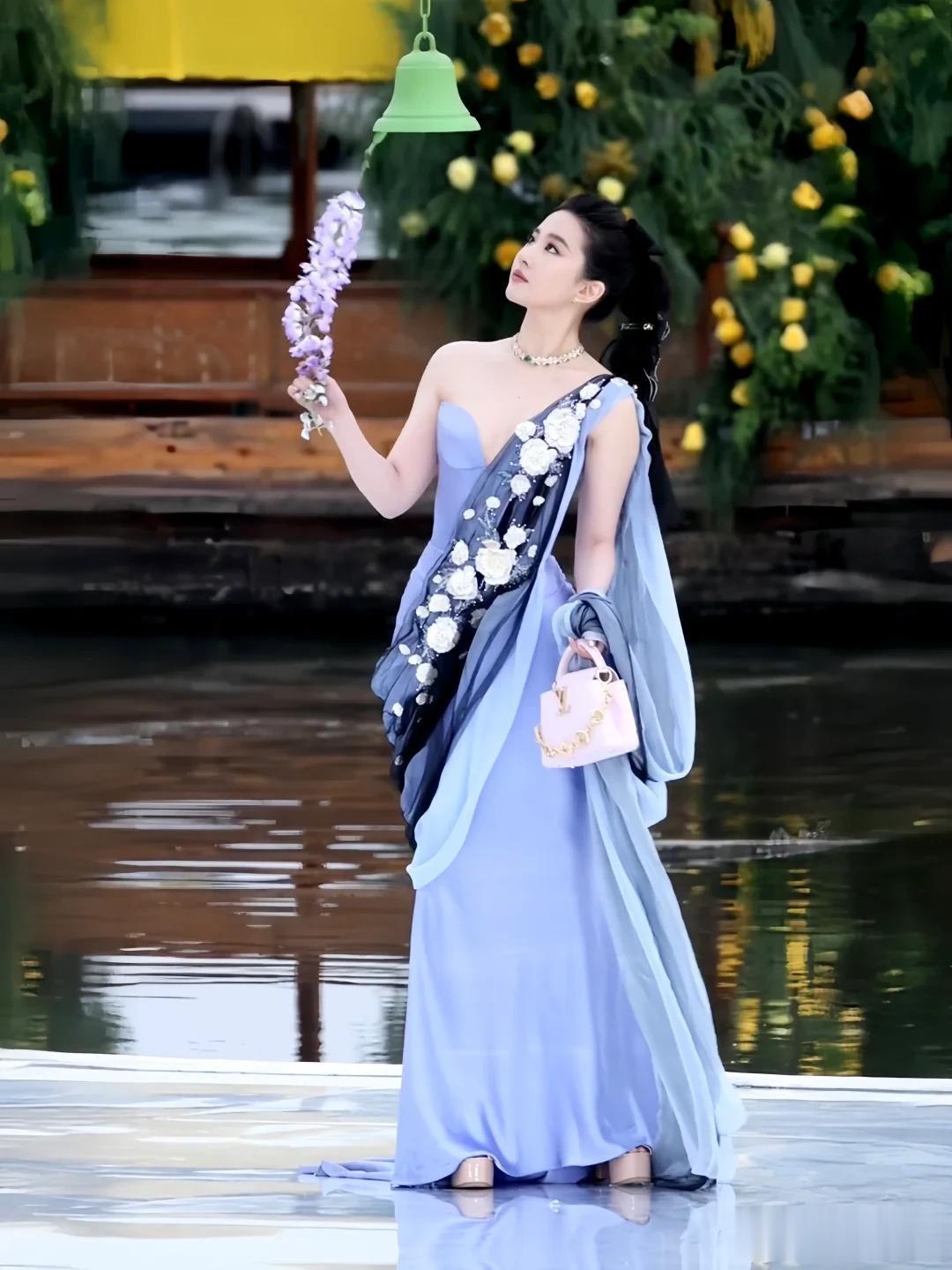 38岁刘亦菲最新穿搭：一字肩上衣+牛仔裤，尽显直角肩，嫩得像28