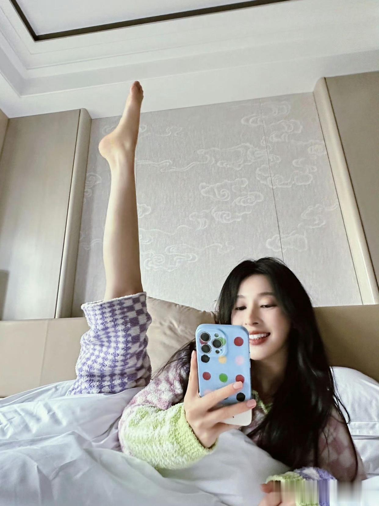 张俪唯美私服，小脚丫真抢镜。