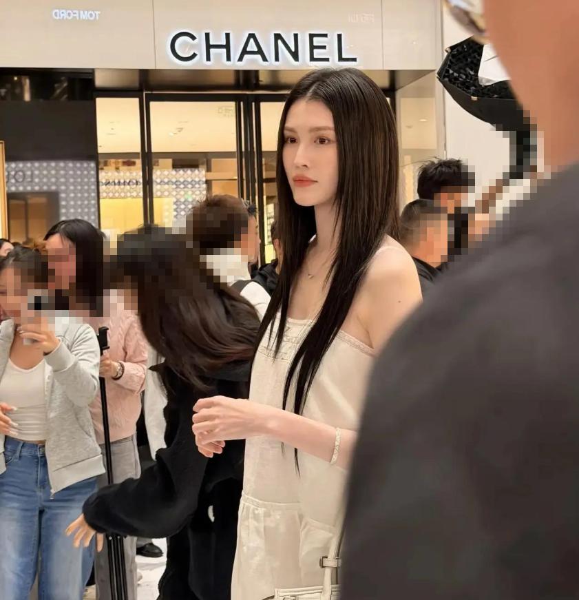 何穗雎晓雯同框出席活动！线下生图白到发光，俩超模“辣妈”好美