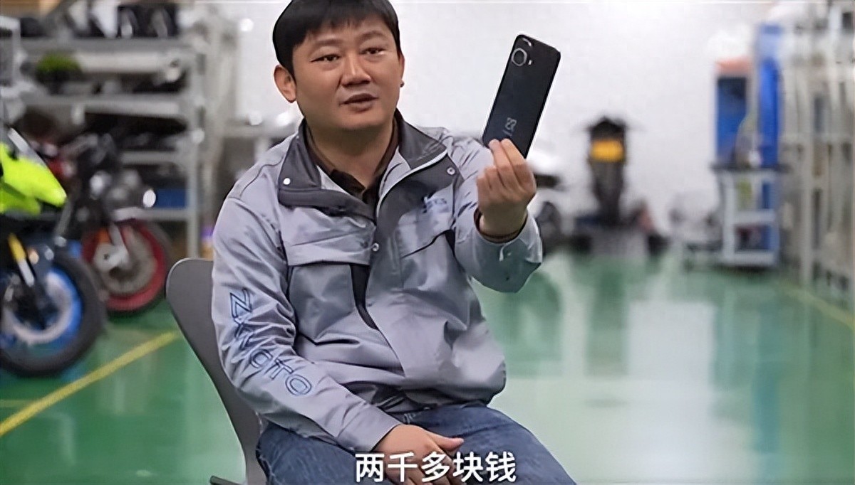 被稱 “摩托車圈雷軍” 張雪：一直用2000元華為手機 屏壞了也懶得換