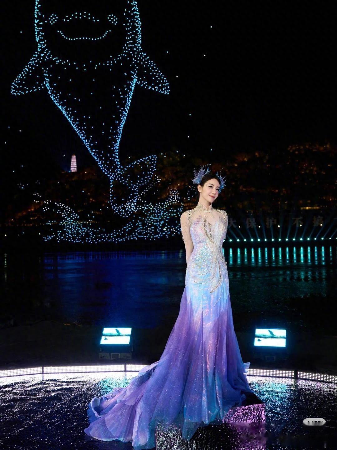 迪丽热巴登上热搜，谁给迪丽热巴化的这么美的妆，江豚踏浪来